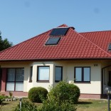 Powiększ zdjęcie instalacje solarne zamontowane na budynkach mieszkalnych 
